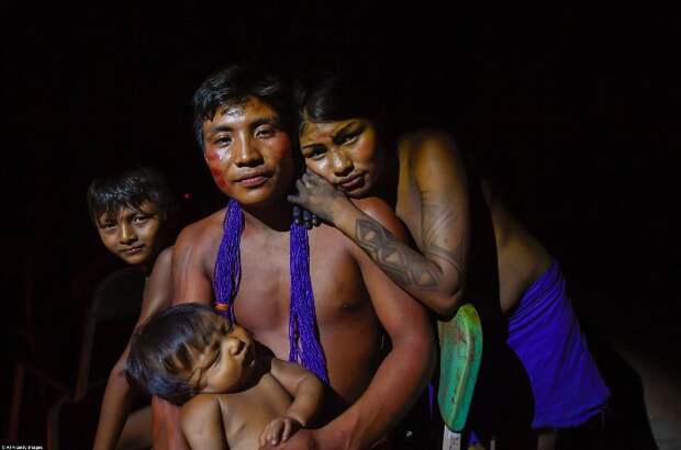 57-летний индеец со своей семьей.