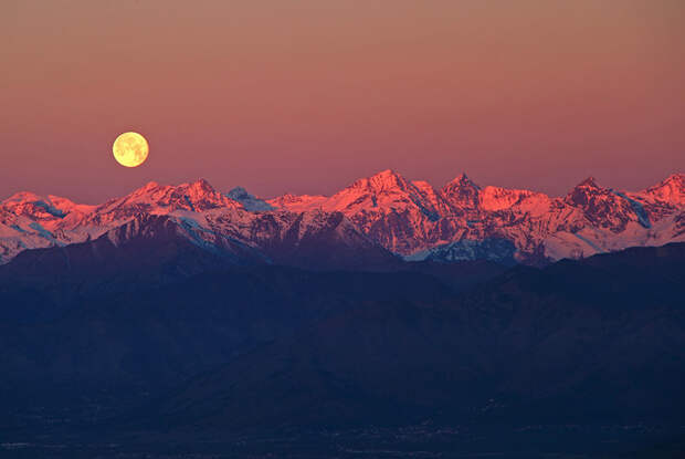 Полная луна над Альпами астрономия, небо, фото
