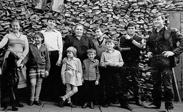 Слева направо: Ольга, Татьяна, Дмитрий, Нинель Сергеевна с Ульяной и Сергеем, Александр, Михаил, Олег, Василий