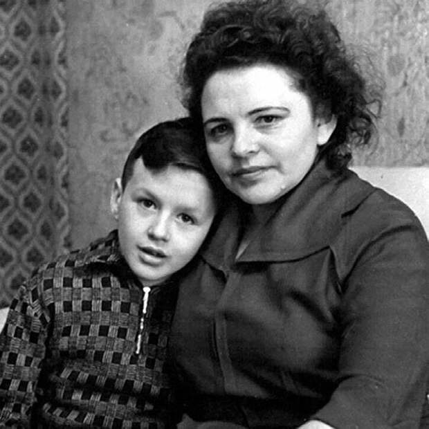 Саша Барыкин с мамой Александрой Георгиевной мама, родители