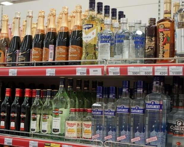 Алкогольный налог. Алкоголь в магазине победа. Алкогольные напитки до 100 рублей.