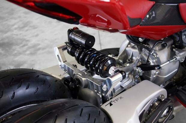 Мускул-байк Lazareth LM487 с мотором Maserati V8