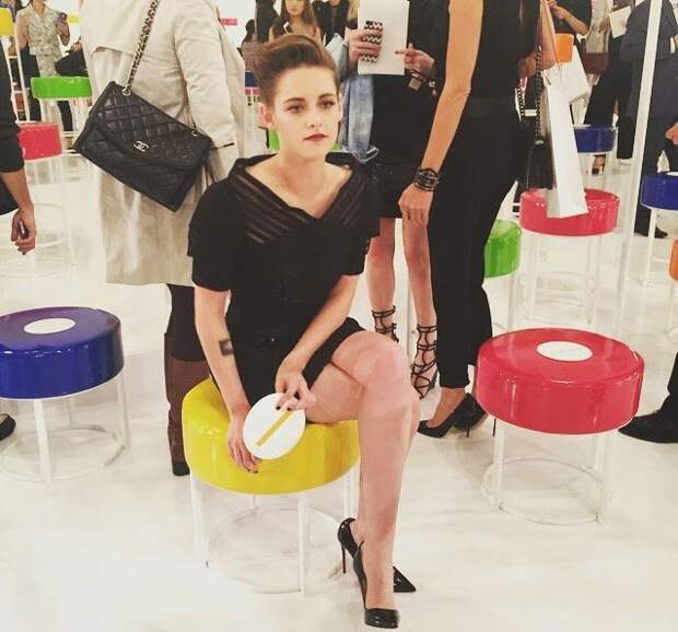 Lady Chanel: Кристен Стюарт блистает в маленьком черном платье