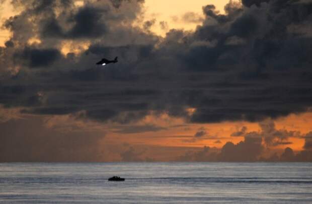 Французский вертолёт, базирующийся на фрегате Nivose, завис над лодкой с подозреваемыми в пиратстве. Апрель 2009.