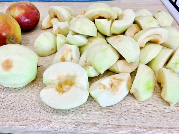 Кремообразное плотное пюре из яблок - это вкуснейший фруктовый десерт, который станет любимым с первой ложки.-3