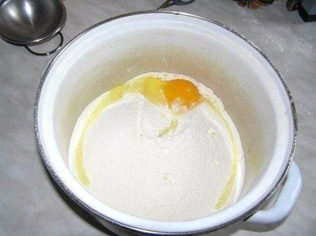 Начало классическое: просеиваем муку, добавляем яйцо и воду, замешиваем, ставляем на 30-40 минут. вкусно, еда, лень, пельмени, рецепт