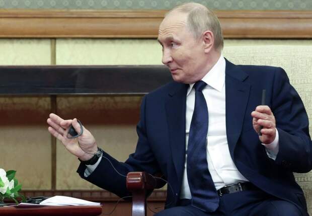 Владимир Путин во время встречи с председателем правительства Словакии Робертом Фицо в Пекине
