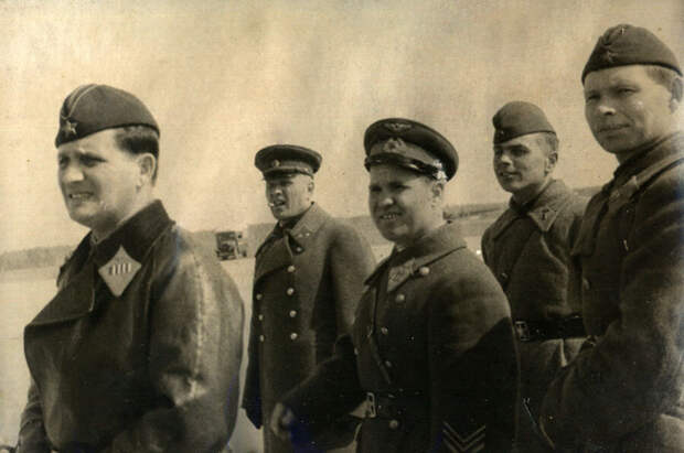 Генерал В.А. Глазков (второй слева) в той самой шинели 