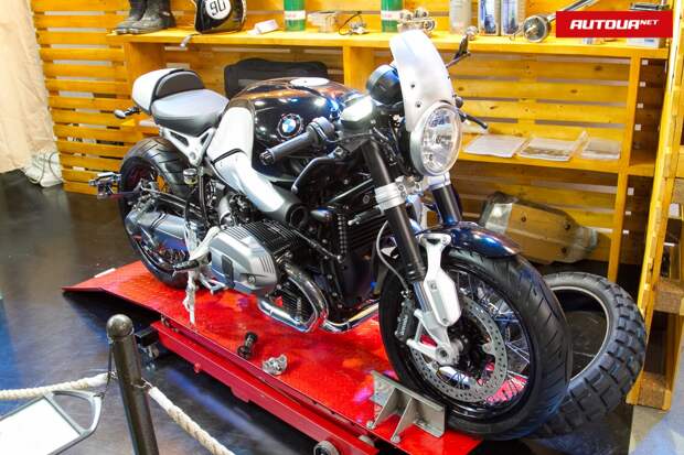 Этот харизматичный BMW R nineT стоял на выставке за ленточкой, в атмосферном уголке, и стоил 485 940 гривен BMW