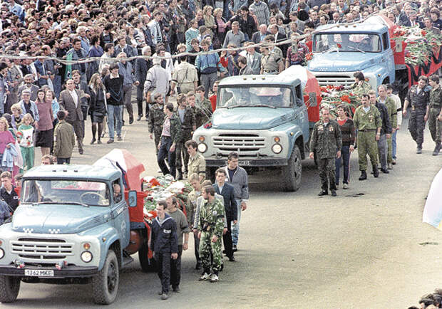 У событий августа 1991‑го были и свои жертвы — трое погибших, ставших по злой иронии судьбы последними Героями Советского Союза
