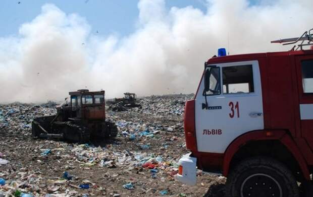 Под Львовом троих спасателей завалило мусором на свалке (+ВИДЕО)