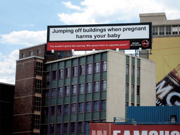 Надпись на здании: "Прыжки с крыш в состоянии беременности могут навредить вашему ребенку"