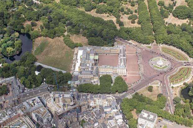 Сад и парк на территории Букингемского дворца ynews, англия, аномальная жара, аэрофотосъемка, великобритания, засуха, лондон, раньше и сейчас, сравнение