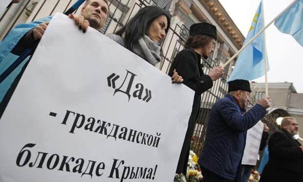 Акция в защиту крымских татар перед посольством РФ в Киеве. Фото: Serg Glovny/ ТАСС