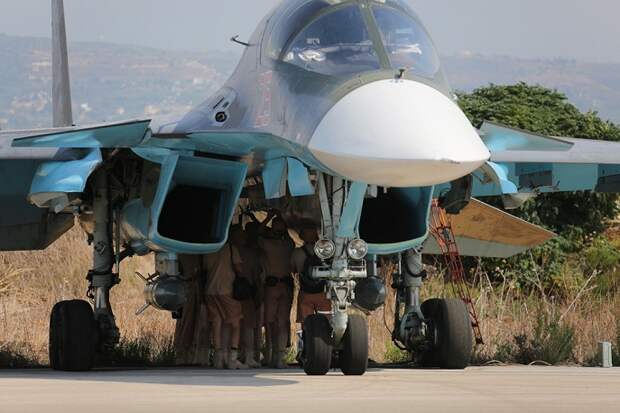 Технический персонал готовит самолет Су-34 к вылету