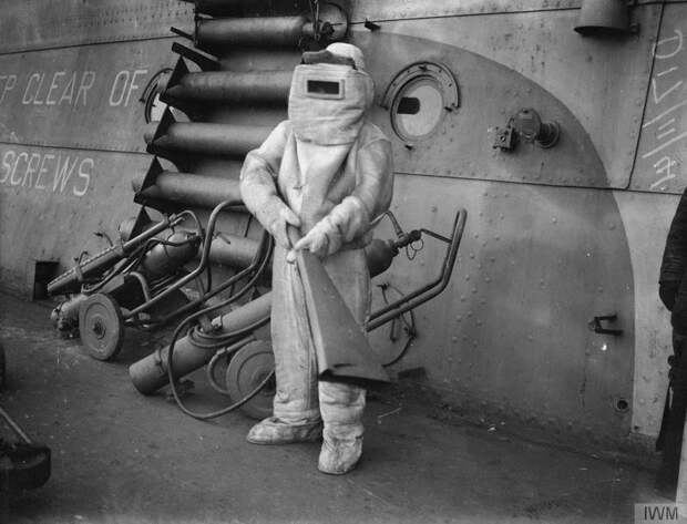 Пожарный в костюме из асбеста на борту авианосца "Победоносца" на Хвалфьорд, Исландия, 16 ноября 1941 года история, картинки, фото