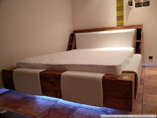 С матрасом, включенным освещением в комнате и включенной нижней подсветкой. кровать, мебель, сделай сам