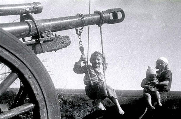 Русские дети играют на брошенной немецкой артиллерии после "Сталинградской Битвы"