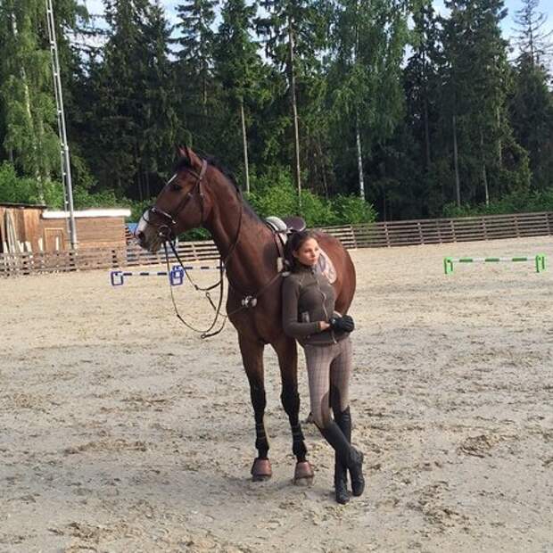 Как и многие сверстники из ее круга, Алеся занимается конным спортом