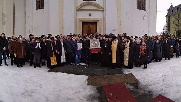 Община УПЦ в поселке Богородчаны возле опечатанного Свято-Николаевского храма. 3 февраля 2019 года Община УПЦ в поселке Богородчаны возле опечатанного Свято-Николаевского храма. 3 февраля 2019 года