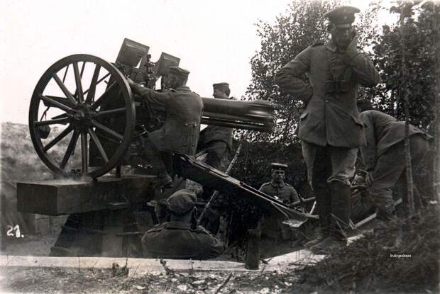 Полевая пушка калибра 7,7 см в момент выстрела (1917 год)