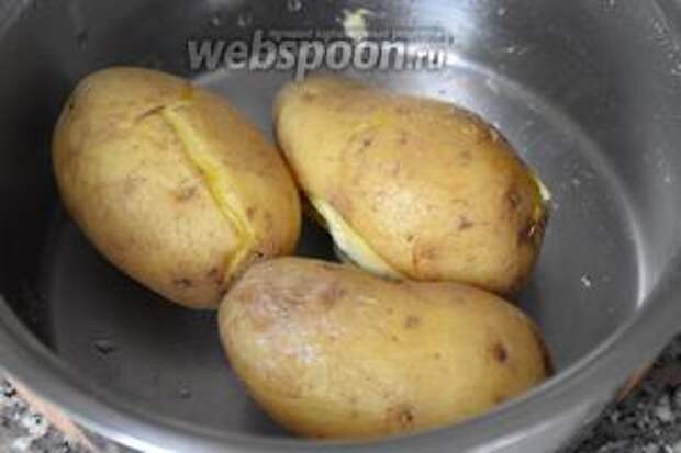 Картофель помыть щёткой, выложить в кастрюлю, налить воду, посолить, довести до кипения и варить 20-30 минут.