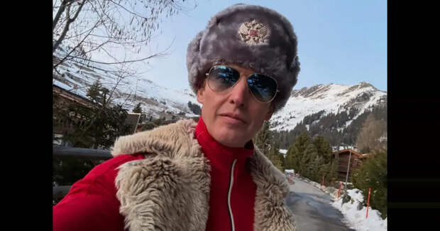 "Какое разочарование". Певца Джеймса Бланта "отменяют" из-за фото в ушанке с российским гербом