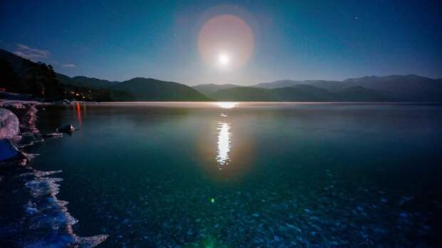 Апрельское небо над Телецким озером: фотографы сняли полную луну