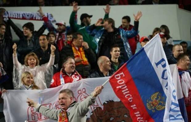 Болельщики сборной России во время отборочного матча Евро-2016 против команды Черногории