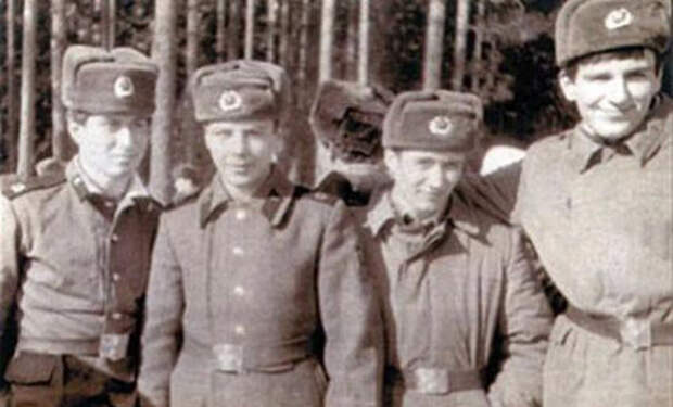 Знаменитости во время службы в армии (26 фото) Знаменитости во время службы в армии (26 фото)