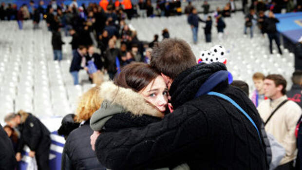 Люди во время эвакуации со стадиона Stade de France, рядом с которым прогремели взрывы