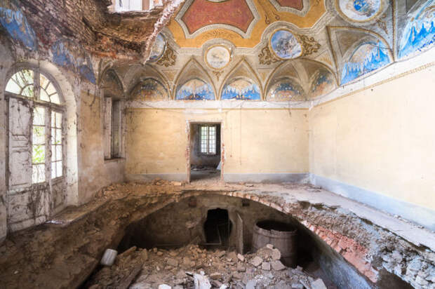 Одна из комнат разрушающейся старинной итальянской виллы с частично сохранившимся расписным потолком.