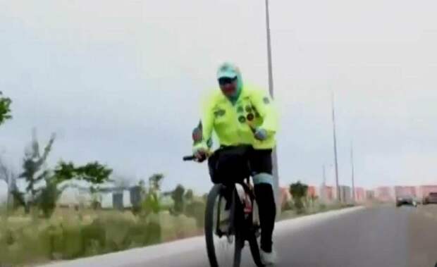 64 летний казахстанец отправился в Париж на велосипеде