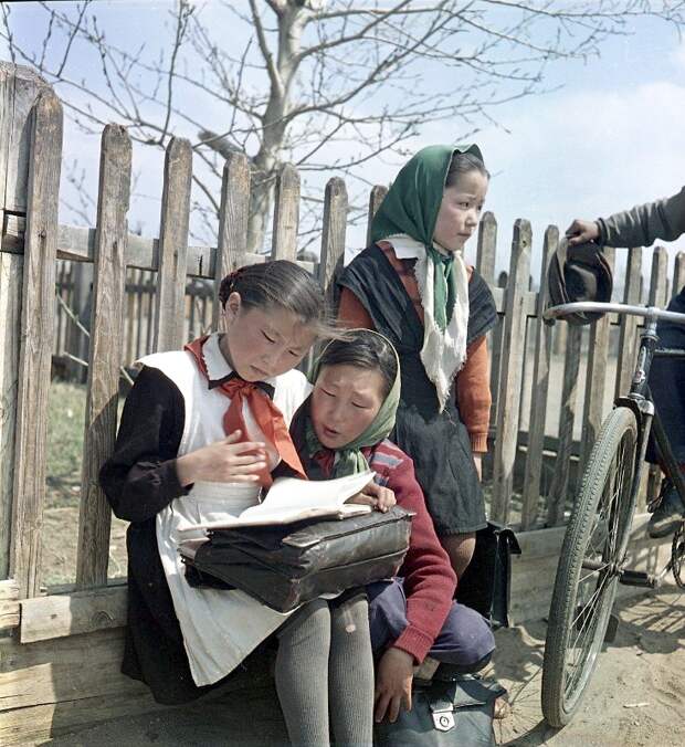 В школу. Бурятская АССР, с. Жаргаланта 1959 г.