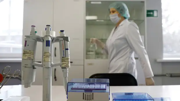 Вирусолог Чумаков допустил возможность самоуничтожения омикрон-штамма коронавируса