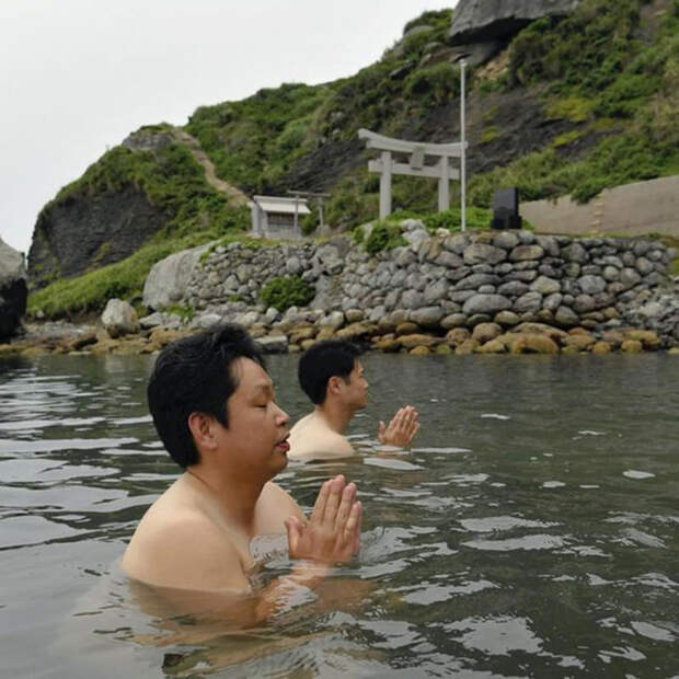 Прохождение ритуала очищения. /Фото: japan.org.ua