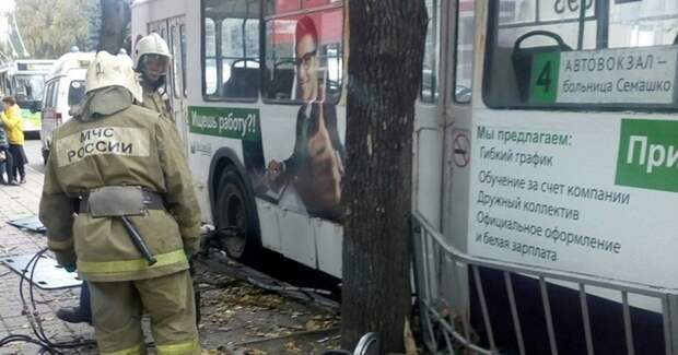 Трагедия в Орле: троллейбус въехал в толпу пешеходов ynews, дтп, новости, орел, происшествие, смерть
