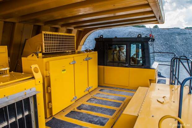 Проход к кабине. Проход к кабине. 730e, Komatsu, карьерный самосвал