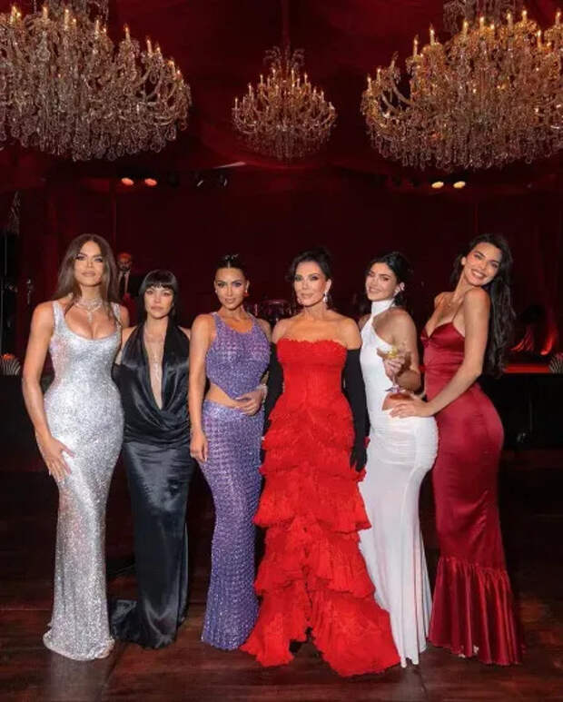 Хлоя, Кортни, Ким Кардашьян, Крис, Кайли и Кендалл Дженнер