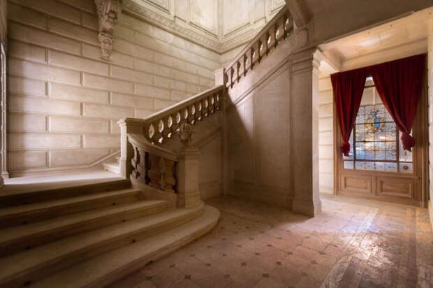 Главная лестница в покинутом французском замке, который находится на реконструкции.