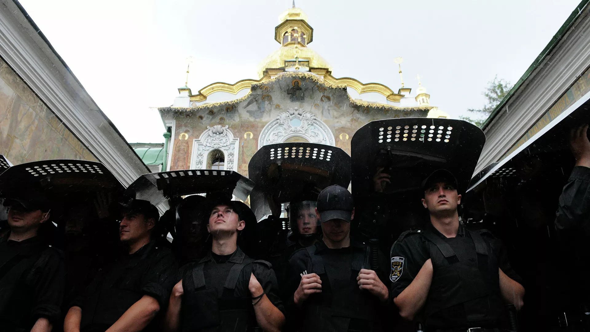 Неизвестные сорвали крестный ход против войны и интеграции Украины в Евросоюз - РИА Новости, 1920, 08.12.2021