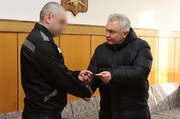 Осуждённому в тульской колонии вручили удостоверение ветерана боевых действий