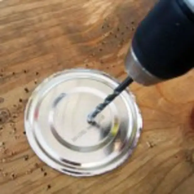 Как сделать отверстие в металлической крышке. Как сделать отверстие в крышке. Крышка от бутылка с отверствием. Как сделать дырочки в крышке. Как сделать отверстие в крышке.