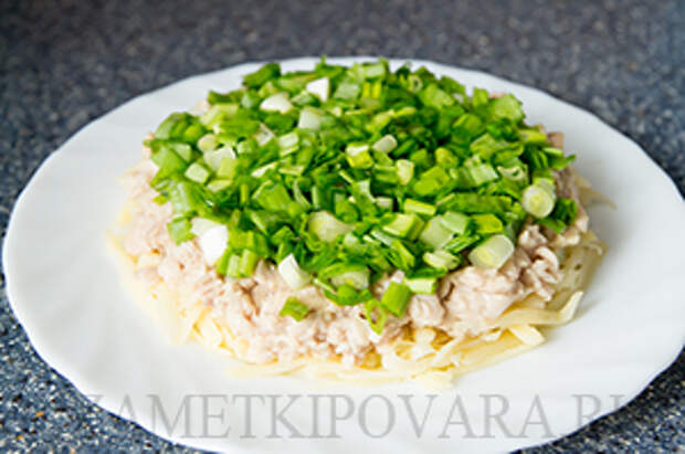 Салат с печенью трески и солеными огурчиками