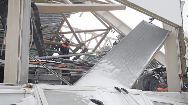 Рекордные осадки: крыши не выдерживают последствий сильнейших снегопадов