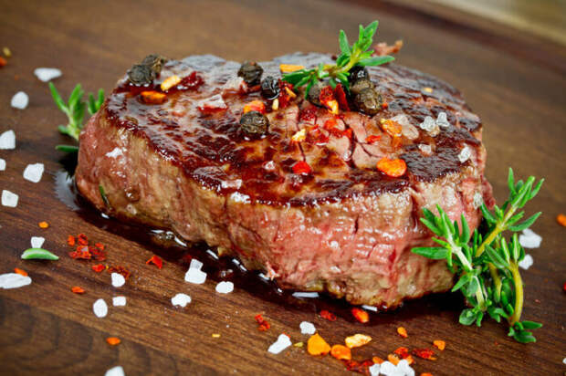 Сочный, ароматный и невероятно вкусный стейк. \ Фото: happhapp.nl.