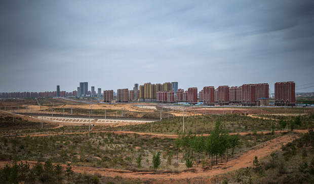 Ордос Сам город считается крупным центром автономной республики Внутренняя Монголия. Китайское правительство решило расширить Ордос, пристроив к нему целый новый район, Канбаши. Вместо миллиона человек, на которых рассчитан район, здесь до сих пор проживает всего двадцать тысяч.