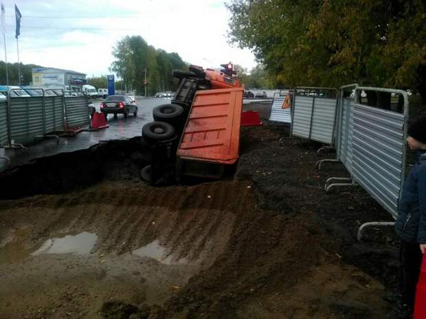 v_tsentre_ulitsy_ufy_kamaz_provalilsya_pod_zemlyu.jpg