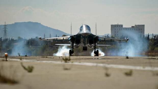 Многофункциональный истребитель-бомбардировщик Су-34 Воздушно-космических сил РФ совершает посадку на авиабазе Хмеймим в Сирии