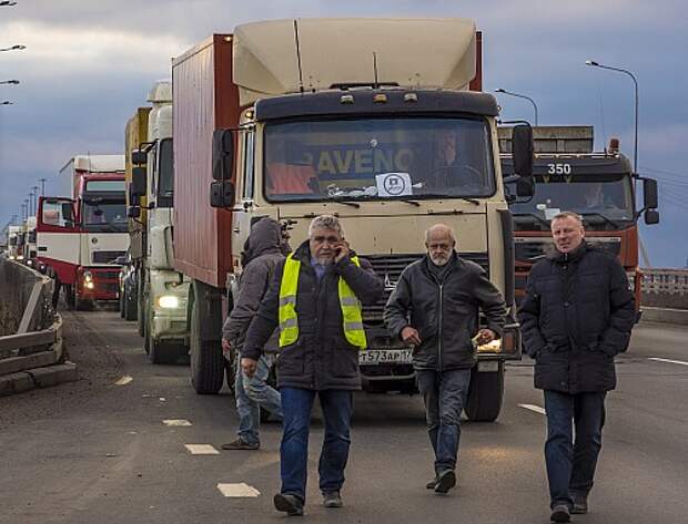 Truck drivers protest against Platon ETC system in St Petersburg